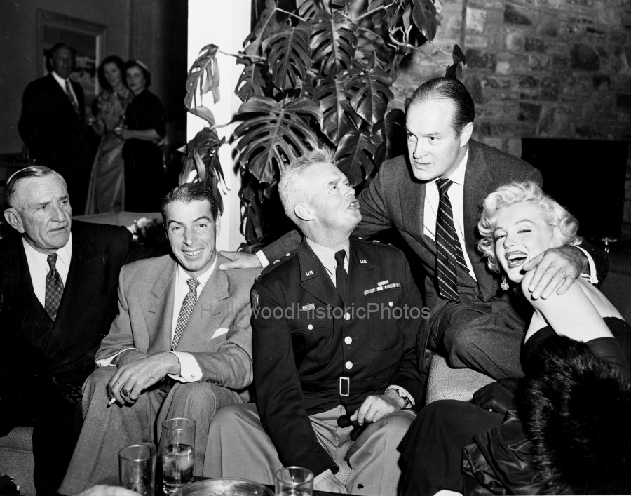 Bob Hope 1953 Casey Stengel, Joe DiMaggio, Marilyn Monroe wm.jpg